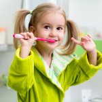 Даже ребенок знает, что чистить зубы необходимо два раза в день