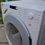 Перед тем как приступить к эксплуатации стиральной машины, следует тщательно изучить инструкцию